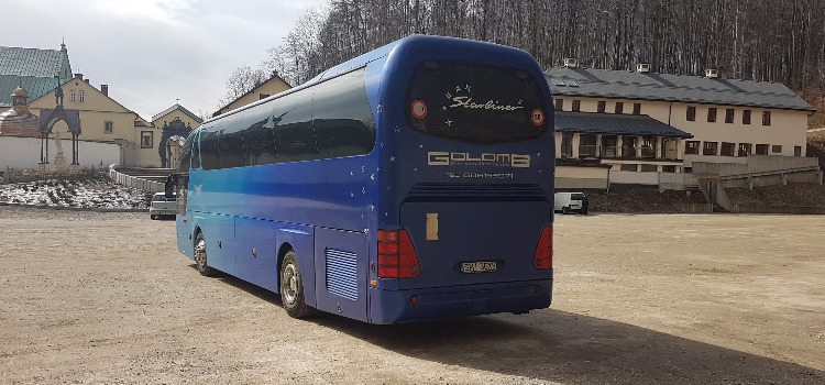 Wynajem autokaru – kiedy takie rozwiązanie się sprawdza?