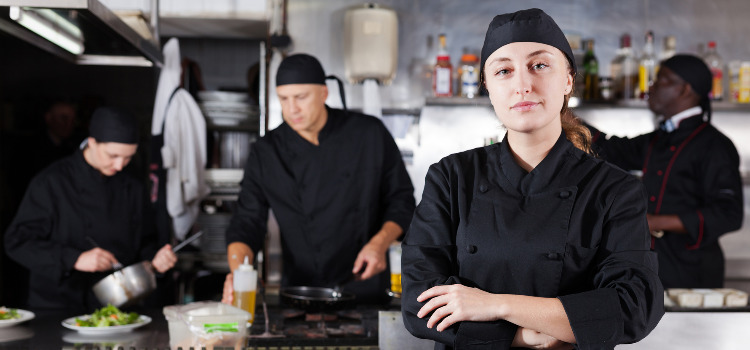 Odzież robocza stosowana w branży gastronomicznej.