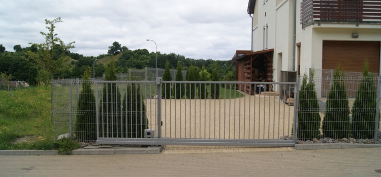 Brama z automatyką czy bez?