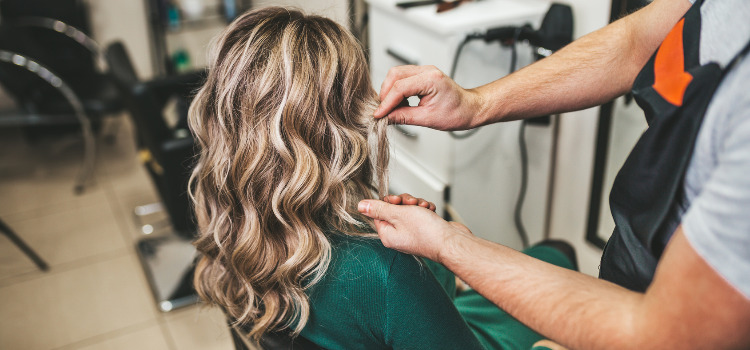 парикмахерские мелирование. мелирование на фольгу. парикмахерские мелирование. мелкое и крупное мелирование. окрашивание в парикмахерской.