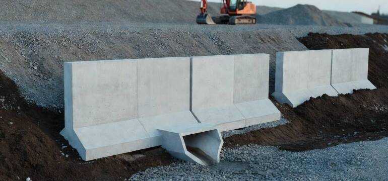 Jak integrować prefabrykowane ścianki oporowe typu L i wyloty drogowe w projektach infrastrukturalnych zgodnie z normami