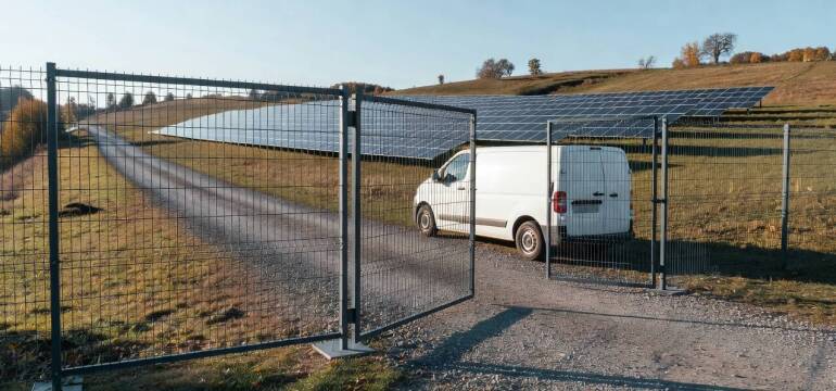 Jakie parametry ogrodzenia decydują o bezpieczeństwie i dostępie serwisowym farmy fotowoltaicznej