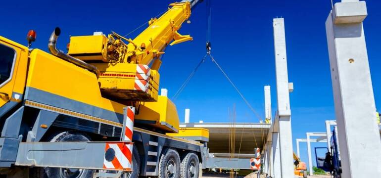 Jak wybrać typ dźwigu do etapu budowy i masy montowanych elementów