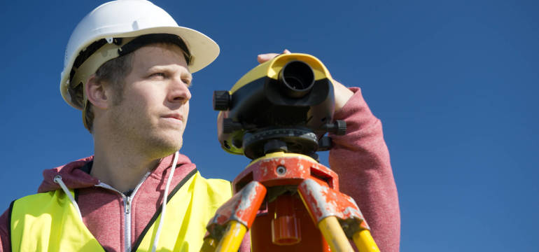 Jakie usługi geodezyjne są niezbędne przy budowie domu?