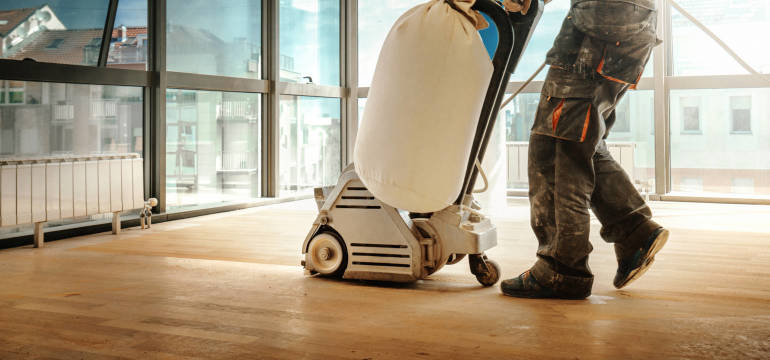 Przedstawiciel firmy Parkiet-Sun Układanie i Cyklinowanie Parkietu Adam Bartosik opowiada o zaletach cyklinowania podłóg