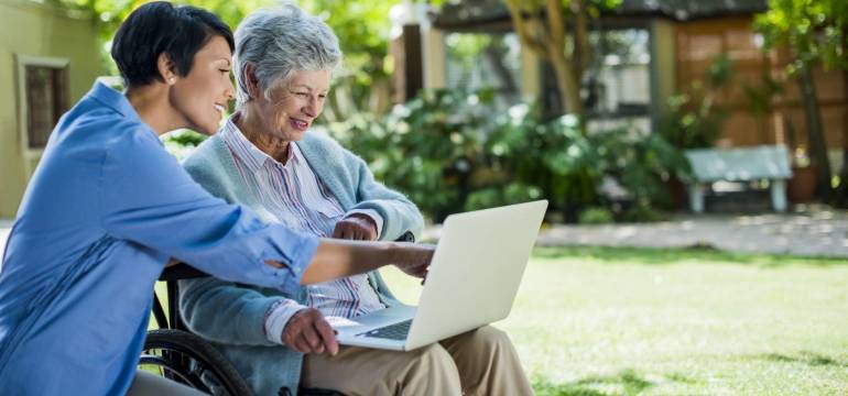 Opieka seniorów w Niemczech. Dlaczego warto rozważyć taką ofertę pracy?