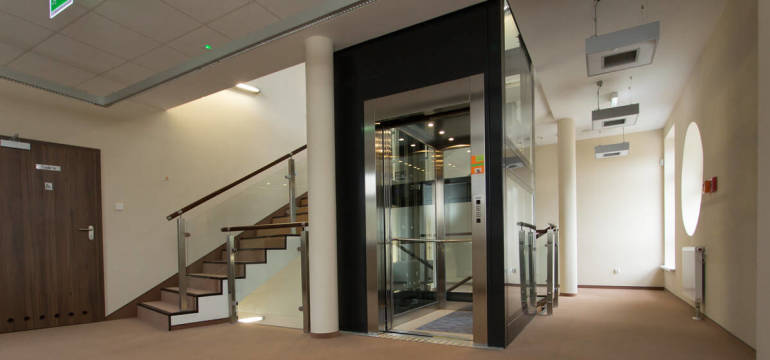 Jakie są zalety wind osobowych bez maszynowni?