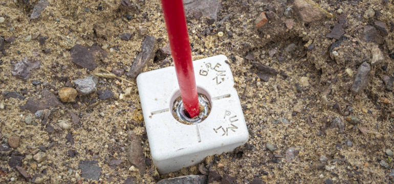 W jaki sposób oznacza się punkty graniczne i osnowy geodezyjnej w terenie?