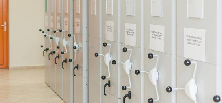 Na czym polega usługa organizacji archiwów zakładowych, realizowana przez firmę Archiwum Słowik Jarosław?