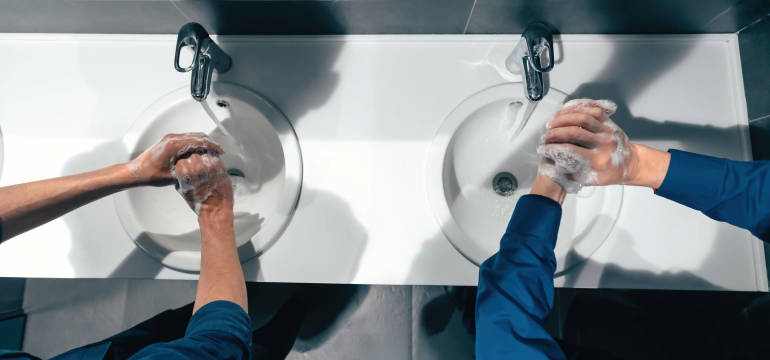 Co jest istotne w wyposażeniu łazienki w miejscu pracy?