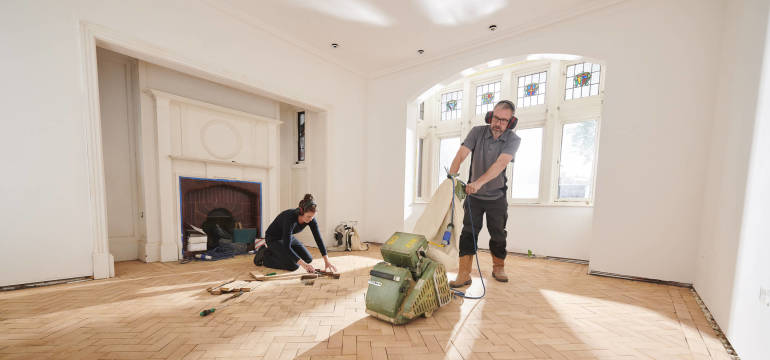 Jak dbać o parkiet drewniany w domu? Cyklinowanie z firmą Top Parkiet