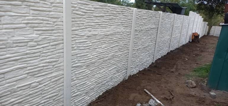 Trwałe i solidne ogrodzenie Twojej posiadłości — sprawdź ofertę przedsiębiorstwa BMT Ogrodzenia Betonowe