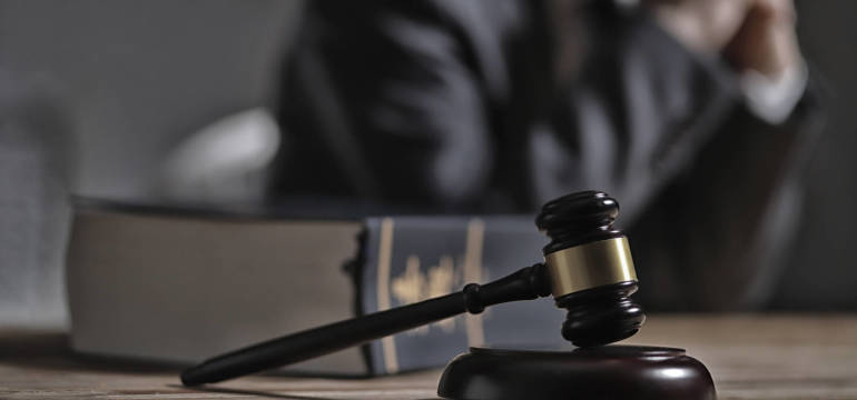 Adwokat K. Powierza Kancelaria — Na czym polega różnica między adwokatem a prawnikiem?