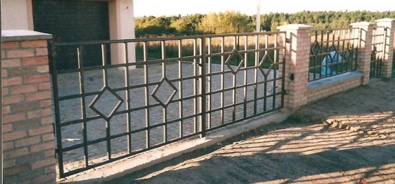 Bramy kute z firmy Metalik – trwałe i eleganckie