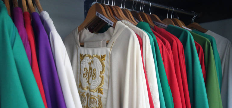 Niepowtarzalne szaty liturgiczne w ofercie firmy Zygzak