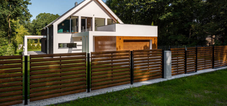 Klasyczne ogrodzenia drewniane – dlaczego warto wybrać – Una Ferri Group Polska