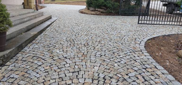 Plac wyłożony kostką granitową z firmą Family Bruk, czy warto?