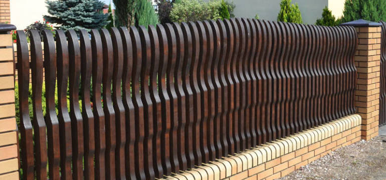 Listwy ławkowe oraz sztachety ogrodzeniowe od firmy Drewmark – poznaj ich zastosowanie i zalety