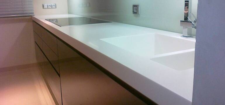 Czym jest tworzywo Solid Surface oraz jakie elementy tworzy z niego firma StanPaul?