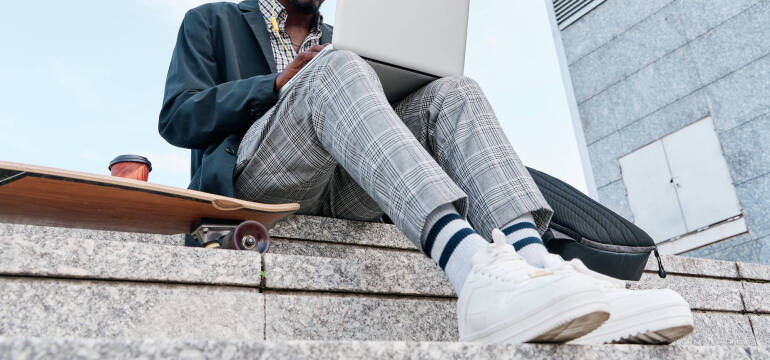 Jak nosić męskie sneakersy ze sklepu Genicco?