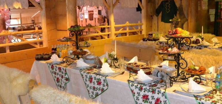 Firmowa impreza w góralskim klimacie – poznaj ofertę karczmy Szałas Holny i zaskocz wszystkich pracowników!