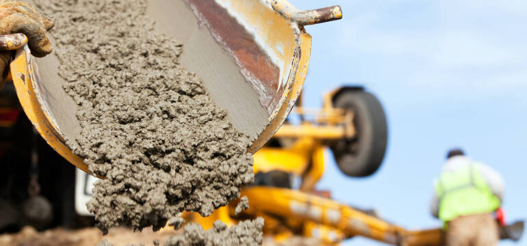 Czym jest beton samozagęszczalny dostępny w ofercie firmy Budomat Łazy oraz jakie są jego zalety?