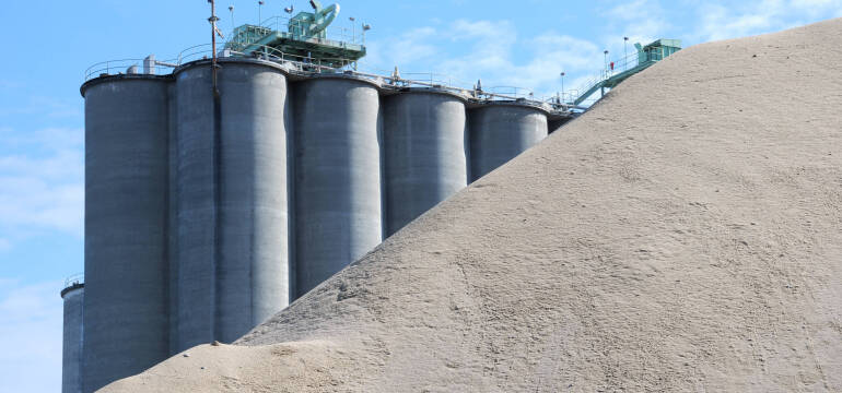 Jakie elementy betonowe do budowy domu ma w ofercie Betoniarnia Modlin?