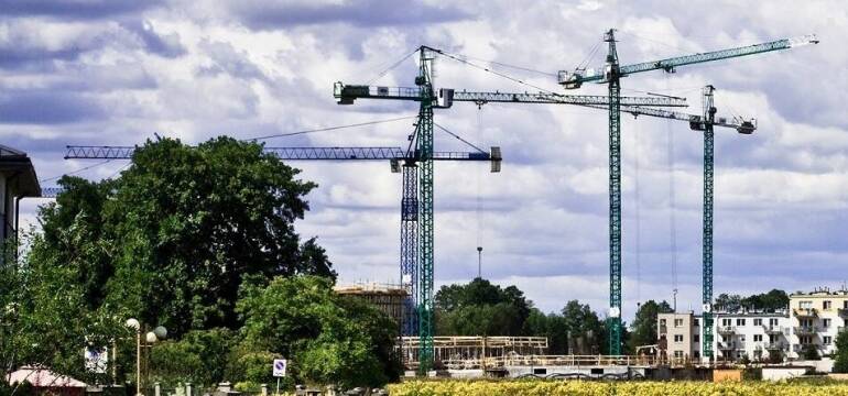 Wynajem żurawi wieżowych i samochodowych – najwyższa jakość od Building Bulls