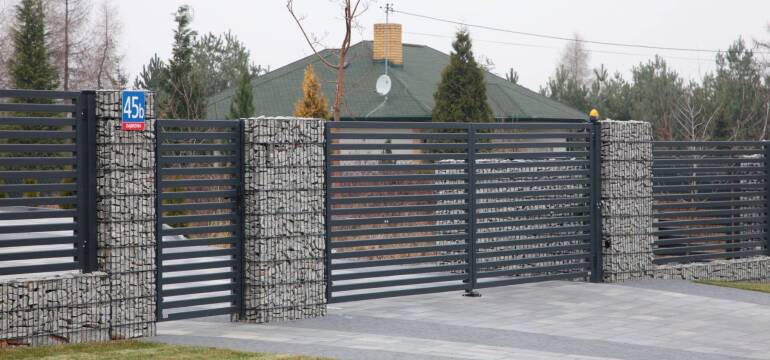 Solidne zabezpieczenie posesji z ogrodzeniami i bramami z firmy Nice Fence Rafał Kmiecik 	