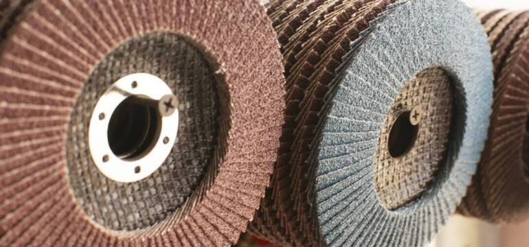 Procesy obróbki materiałów: szlifowanie i polerowanie – narzędzia i przebieg działań