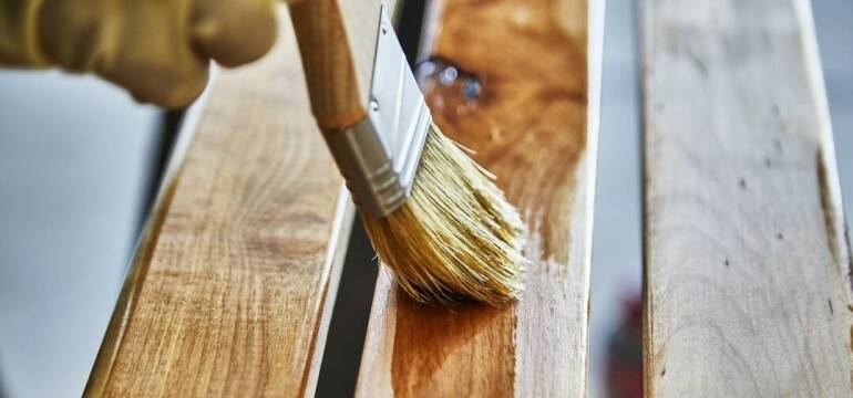 Farby do malowania drewna – jak wybrać najlepsze dla Twojego wnętrza radzi ekspert z firmy Fala Ełk Sp. z o.o.?