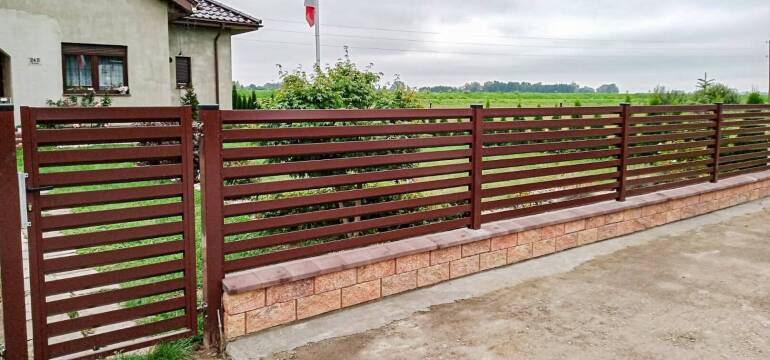 Ekspert z Grobud radzi: jak wysokie powinno być ogrodzenie nieruchomości?