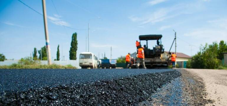 Czym charakteryzują się używane w drogownictwie mieszanki mineralno-asfaltowe? Przewodnik firmy Drokam