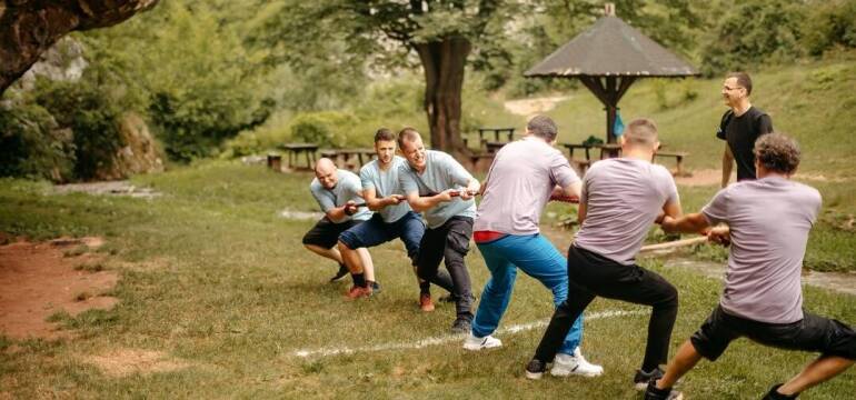 Gry i zabawy terenowe jako sposób na integrację pracowników: Projekt Efektywny Events&Travel