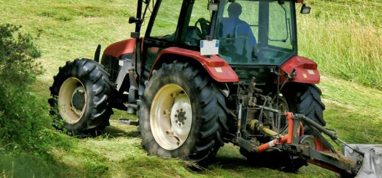 Awaria maszyny rolniczej w trakcie pracy – gdzie szukać pomocy? Kalchem