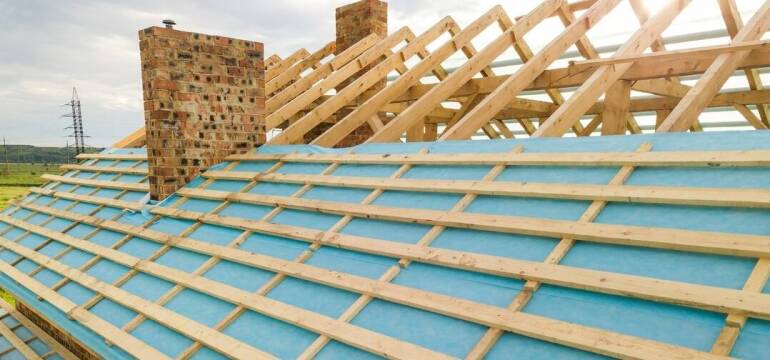 Stawianie więźb dachowych w ofercie firmy Dach-Bud