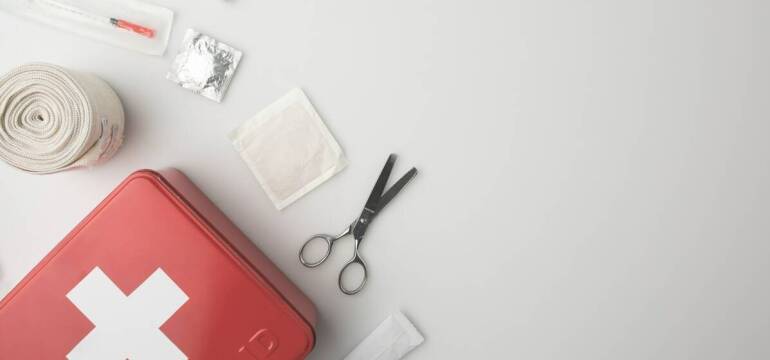 Apteka Damian: Jakie środki opatrunkowe powinno posiadać się w domowej apteczce?