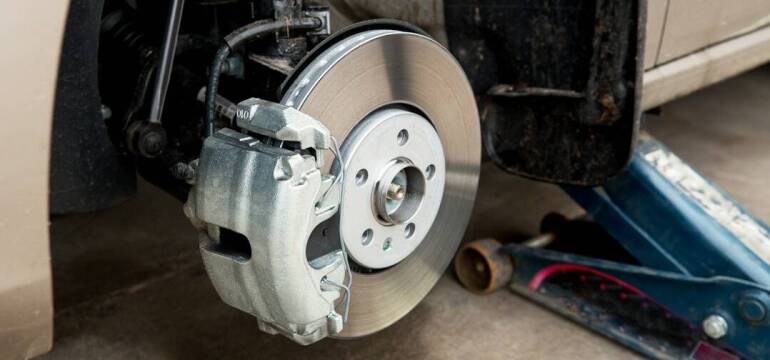 Wymiana hamulców i klocków hamulcowych: kiedy jest konieczna i jak ją przeprowadzić z Warsztatem Samochodowym Jonny?