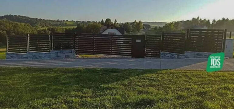 Jds Siatki i Systemy Ogrodzeniowe: Palisada ogrodowa - praktyczne rozwiązanie dla ogrodów przydomowych i działkowych
