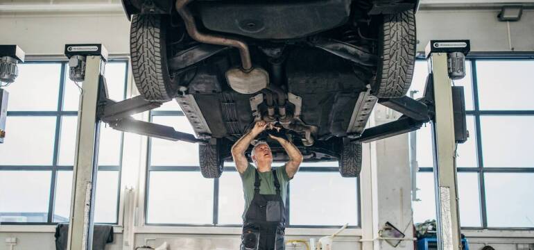 Co wpływa na sprawność układu zawieszenia w samochodzie? PHU Janusz Koziarski