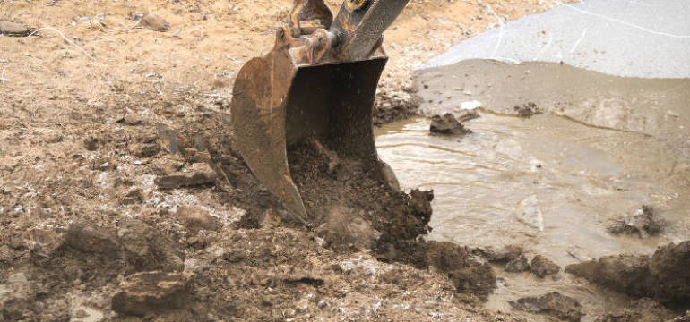 Na czym polega niwelacja terenu i kiedy jest przeprowadzana?