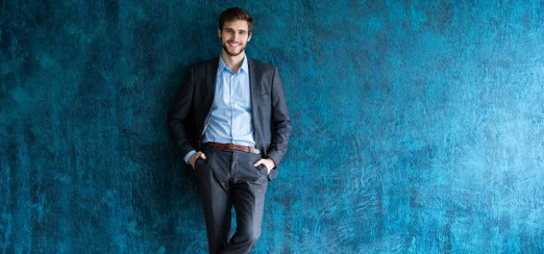 Dlaczego warto zdecydować się na uszycie garnituru na miarę?