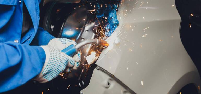 Produkcja elementów blacharskich do aut – jakie technologie są najczęściej wykorzystywane? Marmax 