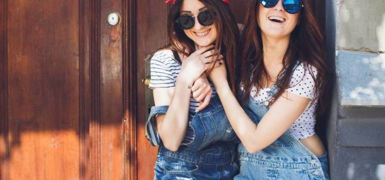 Co zakładać do ogrodniczek? Pomysły na modne, letnie stylizacje!