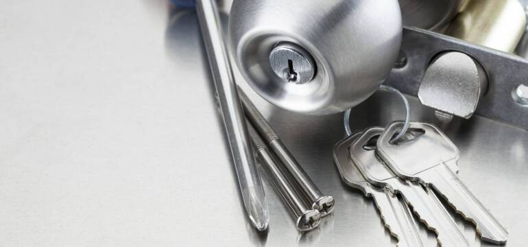 Zamki ryglowe – jak działają i gdzie znajdują zastosowanie? Admel Polska