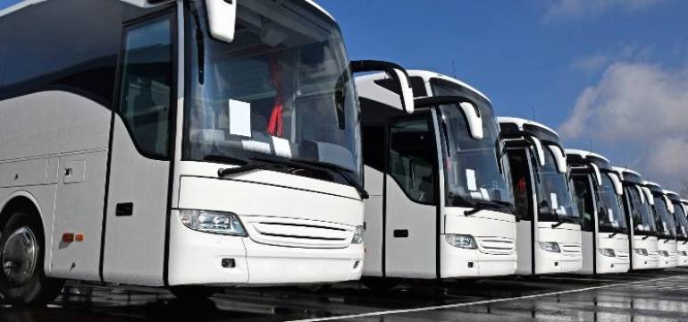 Jak wybrać firmę przewozową do transportu osób?