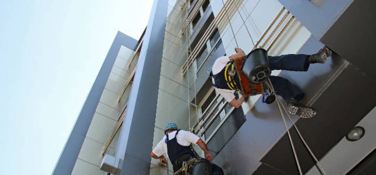 Jakie prace wysokościowe możesz zlecić firmom alpinistycznym?
