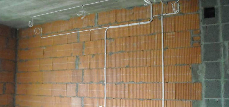 Instalacje elektryczne – które zlecić podczas budowy domu?