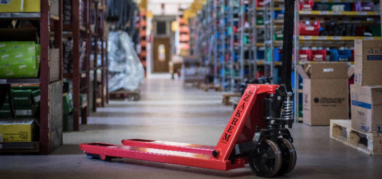 Jaka jest zasada działania wózka paletowego?