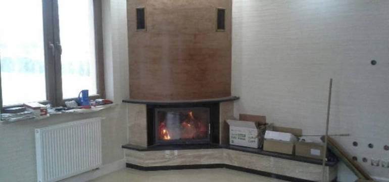 Obudowa kominkowa – jak powinna być wykonana i co ją wyróżnia?